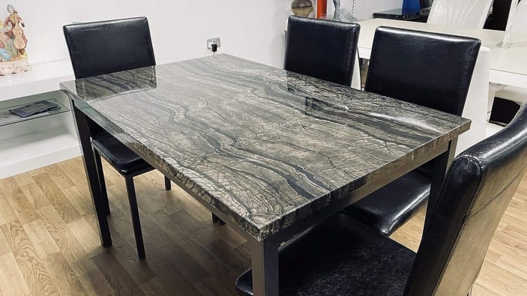 Test : table à manger 7 Star Furniture en MDF effet marbre