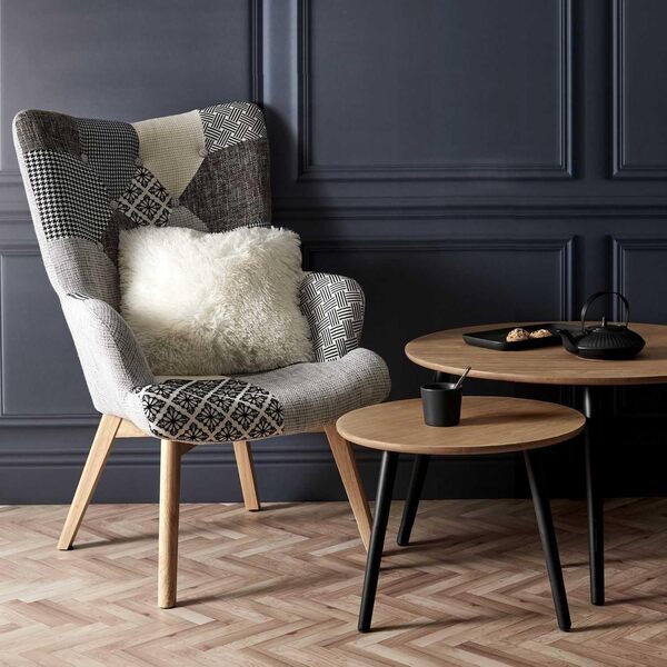 HOME DECO FACTORY, Fauteuil Style Scandinave pour Salon, Tissu Patchwork, Pieds Inclinés en Hévéa, Formes arrondies, Assise Moelleuse, Capitonné, Dossier Haut, Gris, 65x74x100cm, Hauteur d'assise 40cm