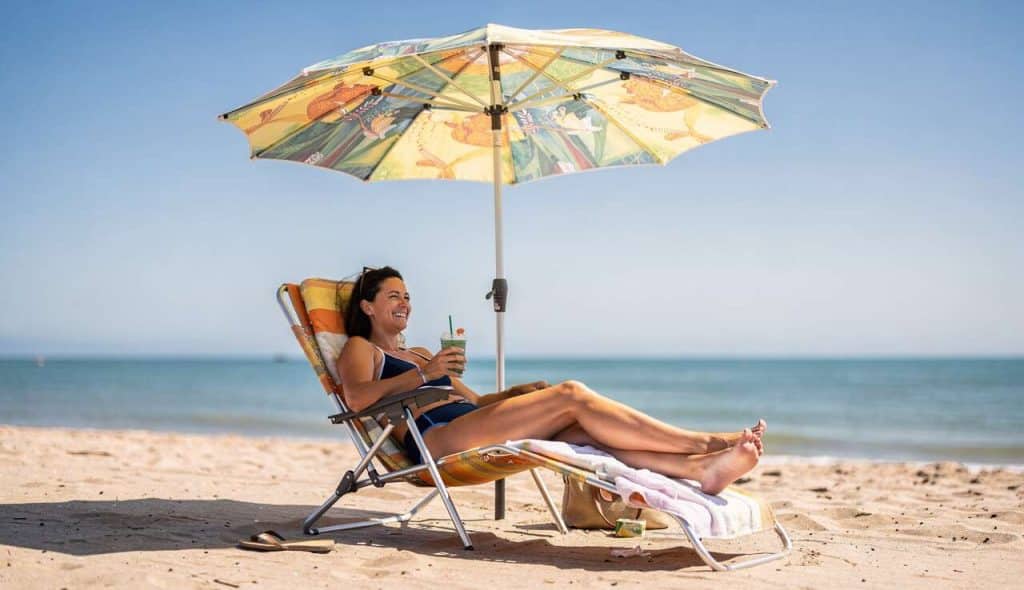 Comparatif : parasol déporté ou parasol droit, quels avantages ?