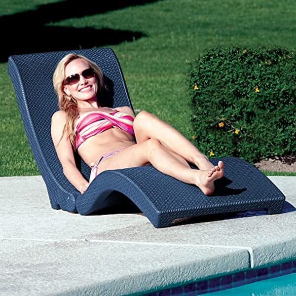 Découvrez notre test complet de la chaise longue Pool Mate en rotin bleu de luxe : confort, design élégant et durabilité au rendez-vous pour des moments de détente inoubliables
