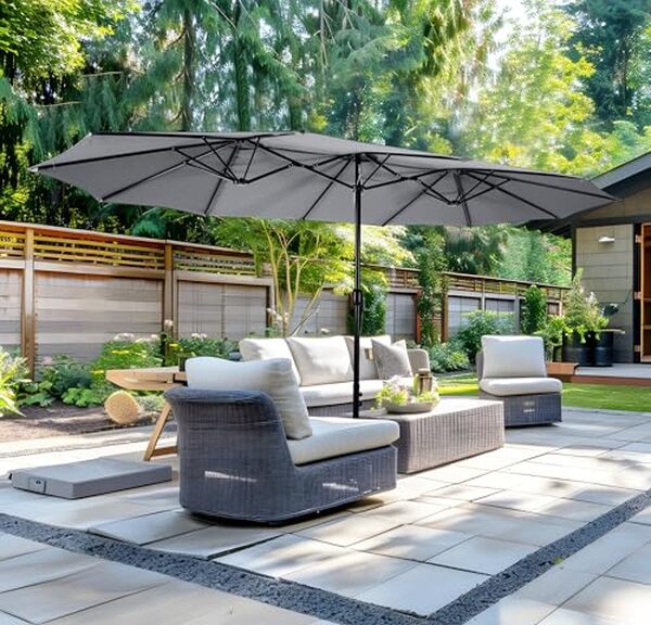 Profitez d'une protection optimale avec le parasol double face Bigroof : une solution XL pour ombrager terrasse et jardin en toute élégance.