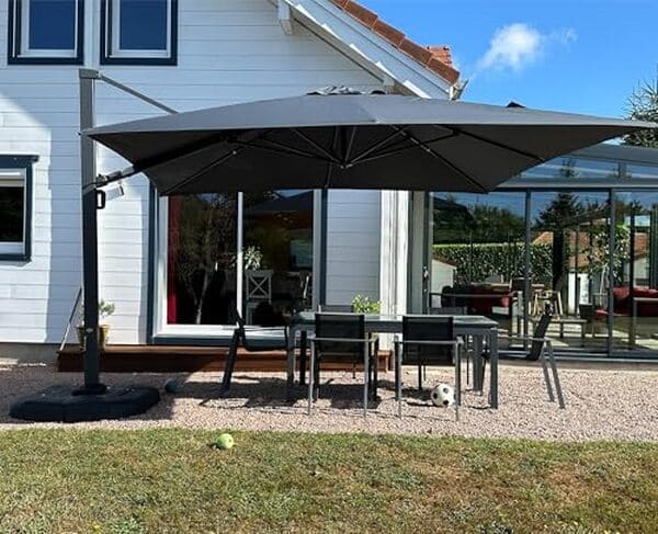 Découvrez notre test du parasol déporté Purple Leaf 3x4 m : une solution élégante et efficace pour vous protéger du soleil avec un indice UPF50+