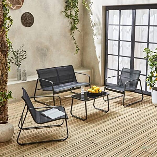 Découvrez l'élégance moderne et durable d'un salon de jardin en métal et textilène noirs. Conseils, avis et inspiration pour un extérieur chic et confortable.