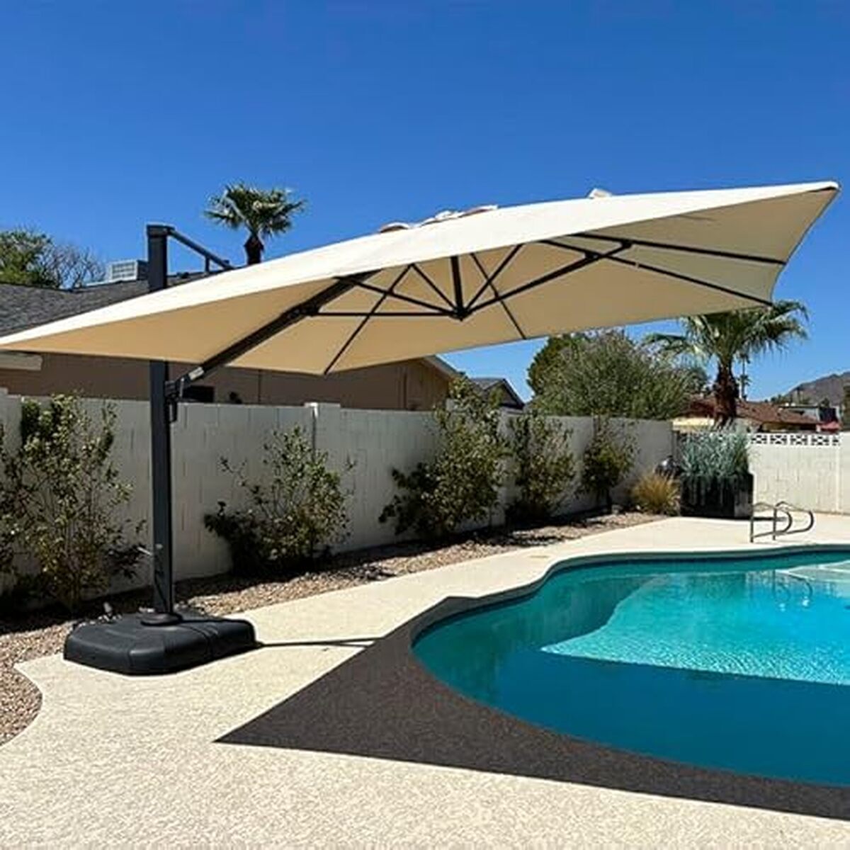 Test du parasol déporté Purple Leaf 3 x 4 m : protection solaire renforcée