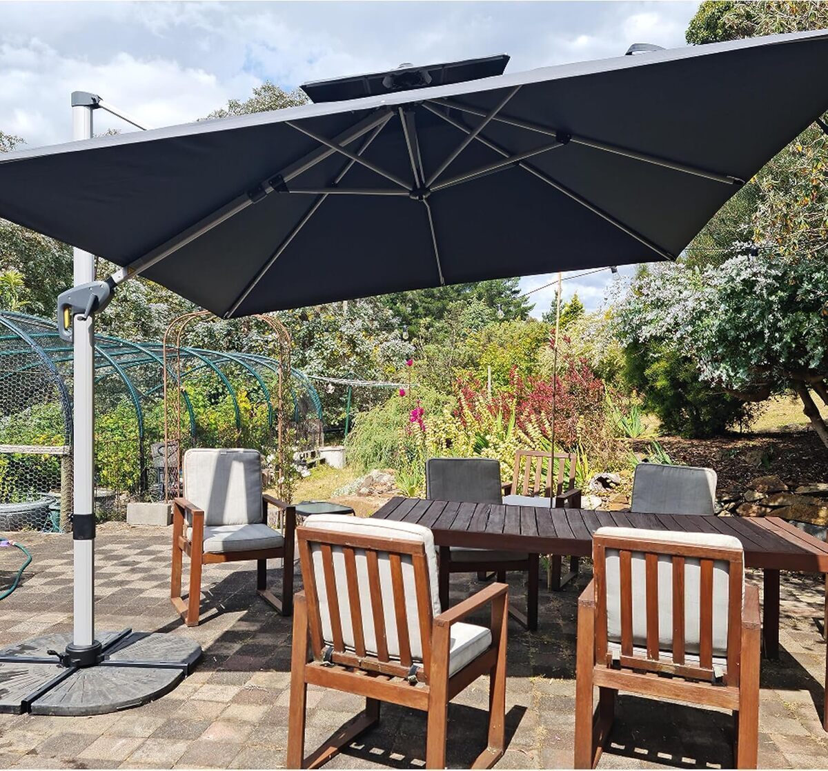 Test du parasol déporté Purple Leaf 3x3 m : efficacité et style au jardin
